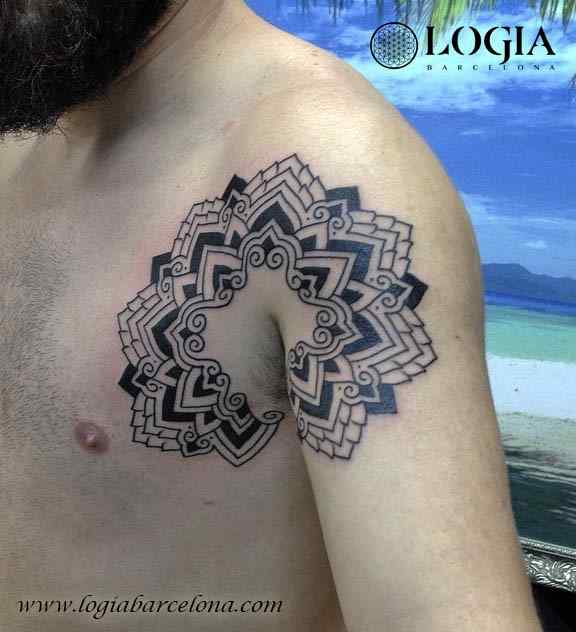 tatuaje-geometria-hombro-logia-barcelona-spindola            